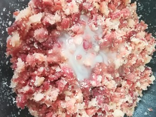 5、云腿月饼,将腌制好的云腿丁加上15克猪油，混合均匀