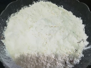 6、云腿月饼,再将熟面粉筛入