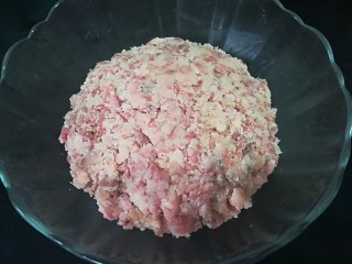 7、云腿月饼,再混合均匀至无明显干粉颗粒，馅可以成团即可，不要过度揉搓