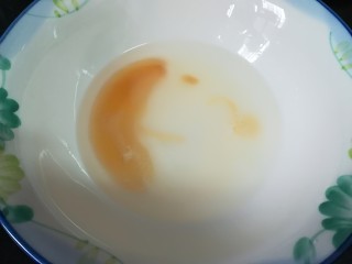 8、云腿月饼,将饼皮中的蜂蜜，砂糖，臭粉，小苏打，冷水，混合