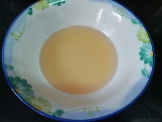 9、云腿月饼,将上述原料搅拌均匀至砂糖完全融化，如图所示