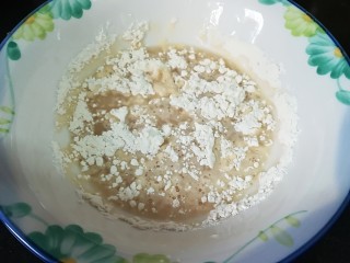 10、云腿月饼,再倒入月饼专用面粉，先与40%的面粉混合成面糊