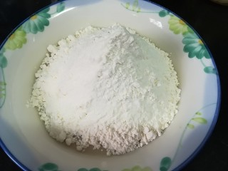 13、云腿月饼,再把剩余的面粉混合进去