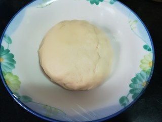 14、云腿月饼,混合成面团，盖上保鲜膜，松弛半小时到1个小时，如图所示。