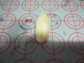 15、云腿月饼,松弛好的面团，分成35g一个的饼皮，先搓成长条，如图所示。