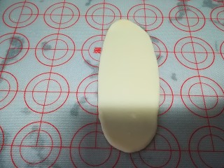 16、云腿月饼,压扁成舌状，如图所示。