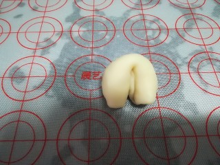 19、云腿月饼,再将两端卷口往下收