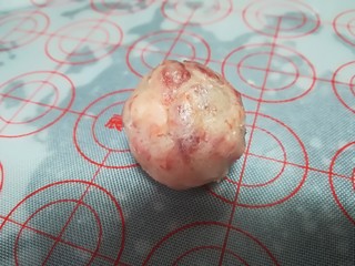 20、云腿月饼,做好的云腿馅也分成35g一个