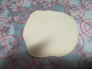 21、云腿月饼,取饼皮面团一个，摁成圆饼状