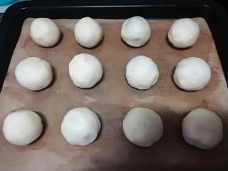 22、云腿月饼,将馅放入，包好后，盖上保鲜膜松弛20分钟