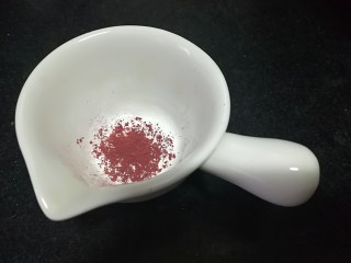 23、云腿月饼,再倒入少许红曲粉