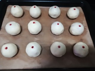 25、云腿月饼,用筷子的一头，沾取红曲粉液，点在月饼胚正中