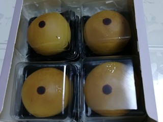 26、云腿月饼,烤箱提前预热到190度。将松弛好的月饼胚放入烤箱中层，烤制20至25分钟，观察上色金黄即可取出。完全放冷后即可包装或食用。