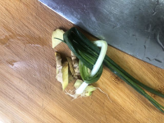 2、辣炒鸡胗,准备好葱姜。