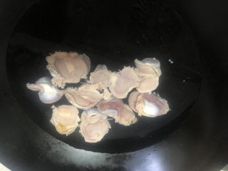 3、辣炒鸡胗,鸡胗放入锅里焯水。