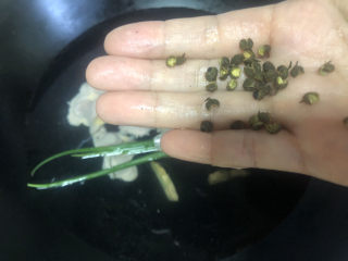 5、辣炒鸡胗,加适量花椒。