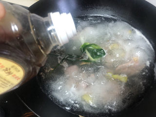 6、辣炒鸡胗,烧开后加入料酒，这些可以去腥。