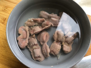 7、辣炒鸡胗,煮五分钟左右捞出过冷水冷却。