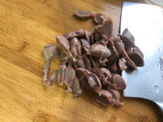 8、辣炒鸡胗,鸡胗切成薄片。