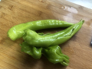 10、辣炒鸡胗,清洗干净。