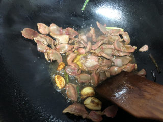 12、辣炒鸡胗,热过冷油下蒜瓣，葱，姜片，鸡胗一起爆炒，加适量生抽提鲜。