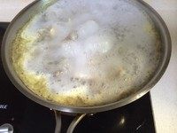 1、沙姜凤爪,凤爪一开为二（可让档主代劳），一一切掉指甲，焯水（煮8分钟左右，煮到能咬得动）