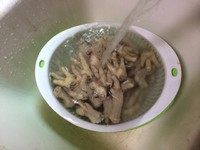 2、沙姜凤爪,捞起用冷水急冲2分钟