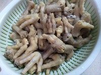 3、沙姜凤爪,因为接下来的步骤就是凉拌了，所以要注意器具的卫生