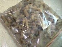 4、沙姜凤爪,凤爪沥干水装进密实袋，放进冰箱冷冻层30分钟，急冻可使凤爪肉质更具韧性、弹性