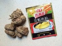 5、沙姜凤爪,开始制作酱料，此道美食必不可少的两种调味料是鲜沙姜和盐焗鸡粉，如果实在买不到鲜沙姜，就只能用沙姜粉代替，味道肯定会欠缺一点