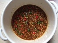 7、沙姜凤爪,沙姜和蒜切末，把所有调味料加进去，搅拌均匀，今天没放辣椒粉，直接切了点贼辣的小米椒圈进去