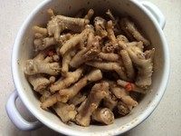 8、沙姜凤爪,把凤爪从冰箱取出，放进酱料中捞匀，1个小时后再捞一次，使味道均匀，大约3个小时左右即可食用