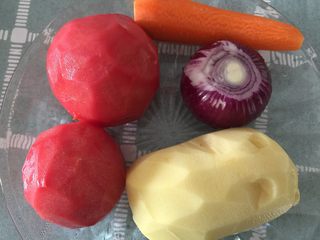 1、减脂素罗宋汤,分别把番茄、土豆、红萝卜洗干净去皮