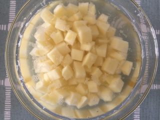 2、减脂素罗宋汤,土豆1cm大小一块，用水泡着