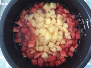 7、减脂素罗宋汤,放入红萝卜、番茄和土豆