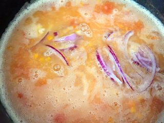 11、减脂素罗宋汤,加入洋葱，盖上锅盖继续煮