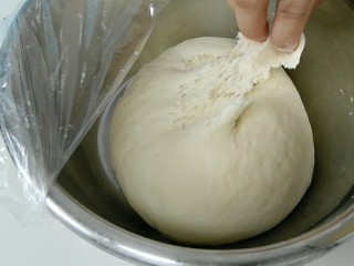 1、萌萌哒哒小麦馒头,撕开面团,看见很多大孔细孔,发酵就差不多啦。