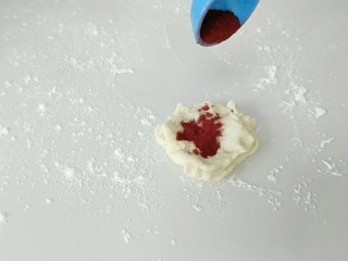 2、萌萌哒哒小麦馒头,取一小块面团,加入适量红曲米粉。