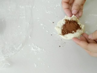3、萌萌哒哒小麦馒头,同理,加适量可可粉。