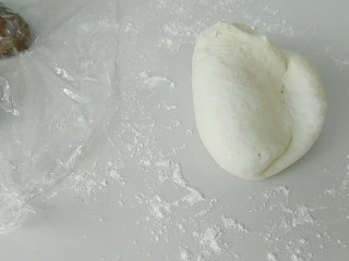 4、萌萌哒哒小麦馒头,面团要充分揉捏排气,使劲揉啊揉。