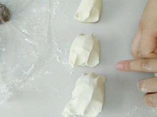 5、萌萌哒哒小麦馒头,分成你想要的大小剂子。