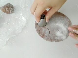 7、萌萌哒哒小麦馒头,然后,压出这样的大圆,做刘海用。