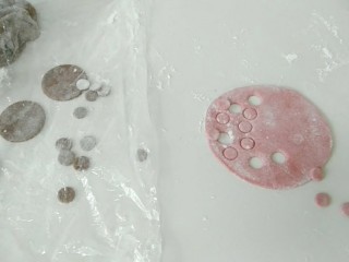 9、萌萌哒哒小麦馒头,再用圆形模具,压出腮红。