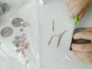 10、萌萌哒哒小麦馒头,用刀切出眉毛,和嘴巴。