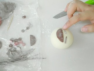 13、萌萌哒哒小麦馒头,贴上,眉毛,眉毛可以提前比着切,这样切的长短整齐。