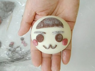 16、萌萌哒哒小麦馒头,最后放上嘴巴,捏出微笑的样子。冷水上锅,一定要中小火。