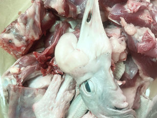 1、五味鹅（五杯鹅）,半只鹅剁成块冲洗干净