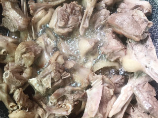 8、五味鹅（五杯鹅）,炒18分钟的样子，鹅的油全部炸出来咯