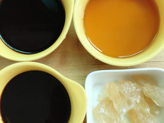 9、五味鹅（五杯鹅）,准备好半碗陈醋、半碗酱油、半碗黄酒、半碗黄冰糖。（油就不用准备了，锅里很多油）