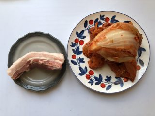 1、泡菜五花肉,准备好泡菜和五花肉